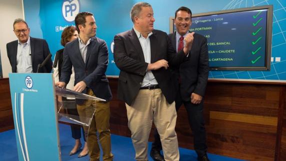 Teodoro García, acompañado por el resto de los diputados en la Cámara Baja y de senadores del PP por Murcia, en la presentación de los Presupuestos de 2017 para Murcia. 