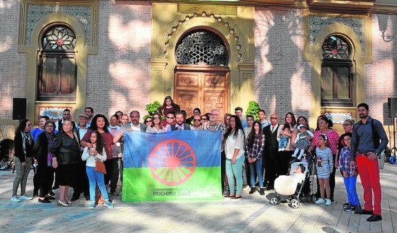 Participantes en los actos del Día del Pueblo Gitano. 