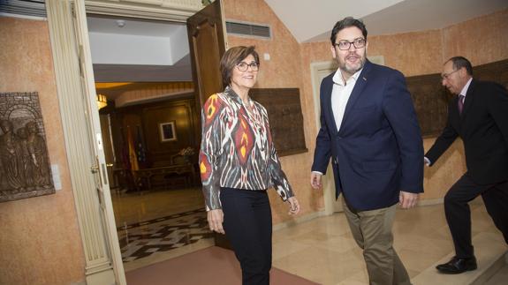 Rosa Peñalver recibe a Miguel Sánchez en la antesala del Salón del Príncipe de la Asamblea, en la ronda de consultas. 