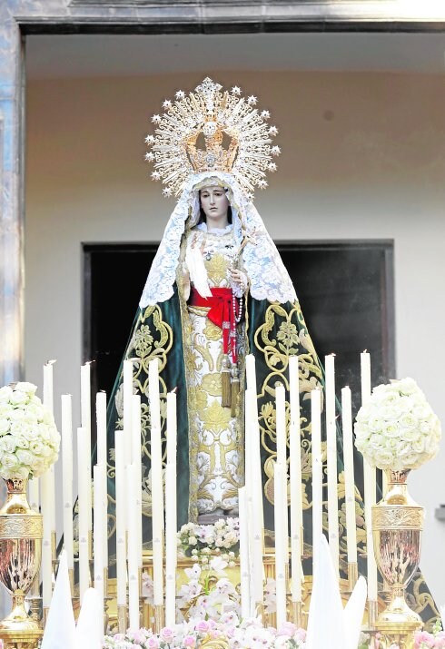 María Santísima de la Esperanza, talla de José Sánchez Lozano (1948), a la salida de la iglesia de San Juan Bautista.