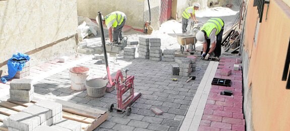 Operarios trabajando, ayer, en una de las calles del Calvario Viejo del barrio de San Cristóbal, que están siendo renovadas.