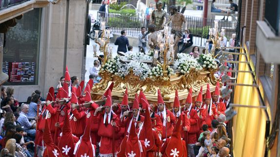 Los 'Coloraos' procesionando.