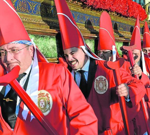 Las caras de los estantes de La Sangre reflejan el esfuerzo que realizan en una de las procesiones más largas y multitudinarias de la Semana Santa murciana.
