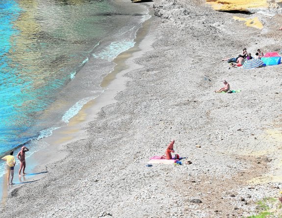 Bañistas textiles y nudistas comparten espacio en una de las playas de Bolnuevo, esta semana.