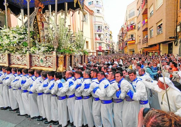 Los portapasos de la Virgen del Amor Hermoso meten el trono en Santa María de Gracia, a las tres y cuarto de la tarde.