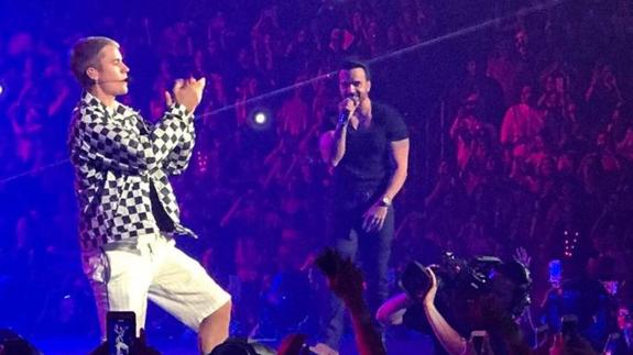 Justin Bieber y Luis Fonsi cantando el remix de 'Despacito'.