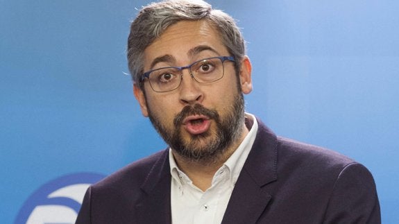 Víctor M. Martínez. 