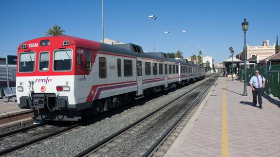 Un cercanías llegando a la estación de El Carmen.