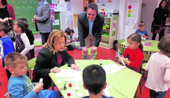 Sánchez Mora, ayer, en el CEIP Las Tejeras de Alcantarilla.