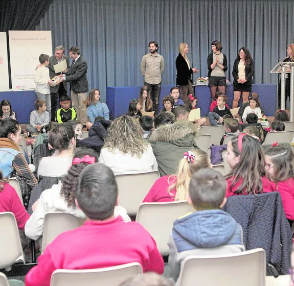 El alcalde entrega uno de los galardones, ayer.
