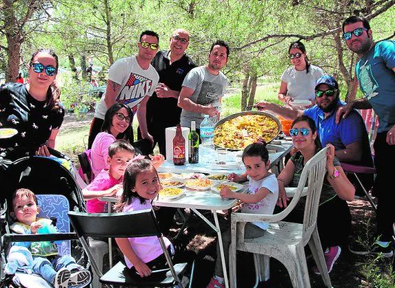 Una familia disfruta de la paella en el Cerrico de la Fuente.