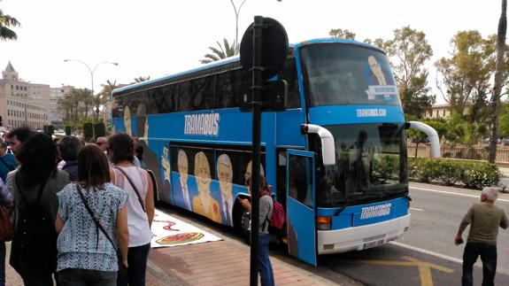 El 'tramabús', con la imagen de Pedro Antonio Sánchez en su frontal, este lunes en Murcia.