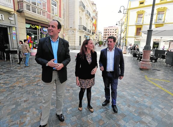 Francisco Cobos y sus socios, en la plaza San Sebastián. :: a. gil / agm