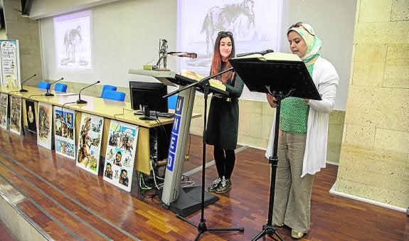 Dos lectoras del Quijote, ayer en la UNED. :: J. M. RODRÍGUEZ 
