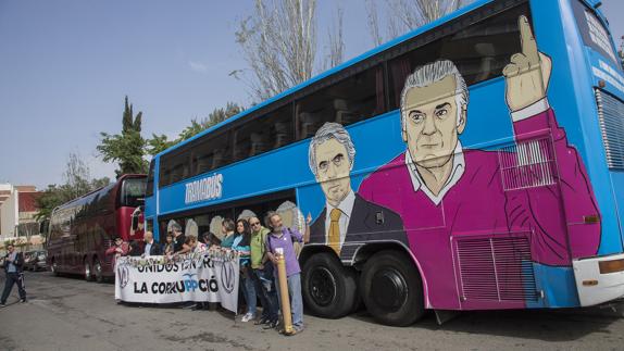 El autobús, este martes, en Cartagena. 
