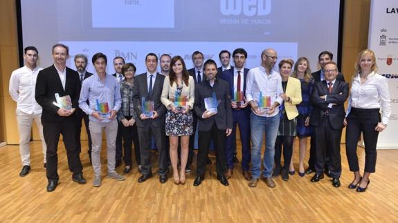 Foto de familia de los ganadores, organizadores y patrocinadores de los IX Premios Web.