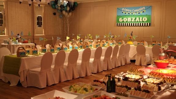 Imagen de un salón de celebraciones  preparado para una comunión. 