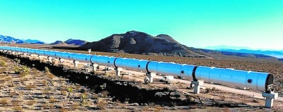 Abajo, las primeras pruebas de Hyperloop en Dubái. A la derecha, el proyecto del equipo español que une Madrid y Tánger. :: R. C.
