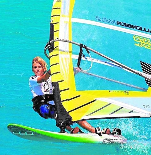 El windsurfista alcazareño Álex López.