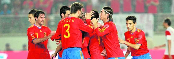 La última visita de la Roja. Jugadores de España celebran uno de los seis goles que marcó la selección a Polonia en la Nueva Condomina, el 8 de junio de 2010. 