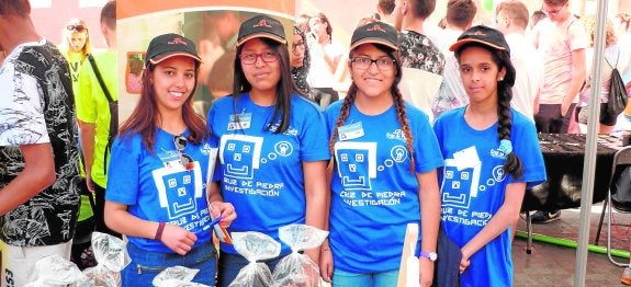 Alumnas de una cooperativa escolar del centro Cruz de Piedra de Jumilla en una feria de productos.