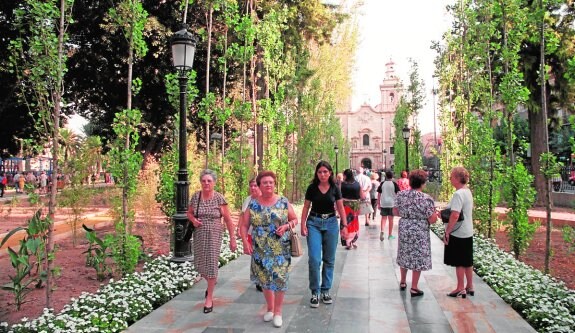 Vista del pasillo central del jardín. Al fondo, la fachada de la arciprestal del Carmen. 