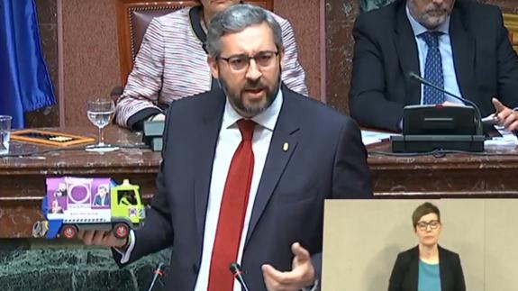 Víctor Martínez, con el camión de la basura que ha sacado durante su intervención.