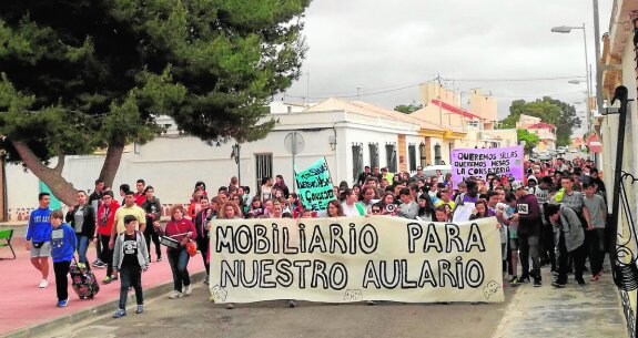 Alumnos, padres y profesores durante la protesta ayer en Dolores de Pacheco.