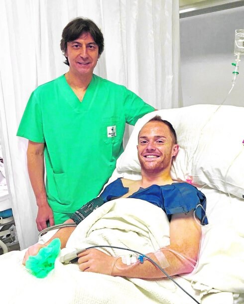 Isi, recién operado, junto al médico Paco Martínez.
