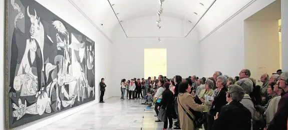 Expectación ante el cuadro 'Guernica' de Pablo Picasso, situado en el edificio Sabatini del Museo Nacional Centro de Artes Reina Sofía, dentro de la exposición 'Piedad y terror en Picasso. El camino a Guernica'.