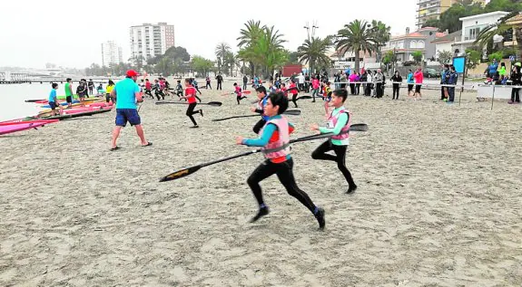 Palista a la carrera, en la salida de la prueba de K1 cadete.