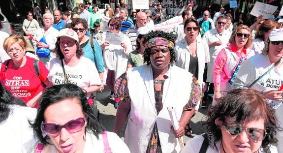 Un grupo de manifestantes del colectivo de ayuda a domicilio durante el recorrido por la Gran Vía. 