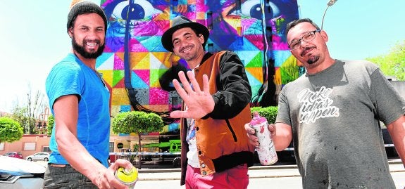 Agnaldo Brito, Eduardo Kobra y Marcos Rafael da Silva, los tres artistas que han trabajado en el mural sobre Dalí en el Puertas de Castilla, ayer. 
