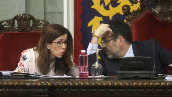 Ana Belén Castejón y José López, en un pleno del Ayuntamiento de Cartagena. 