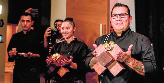 El chef Juan Licerio Alcalá presenta su taco 'Frida'. 