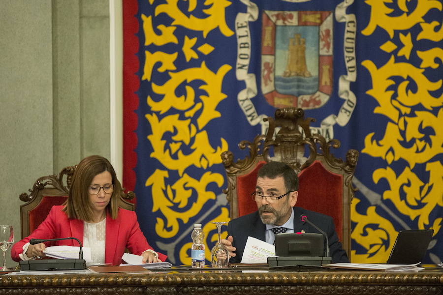 Ana Belén Castejón y José López, de PSOE y MC, respectivamente, durante una sesión de Pleno.