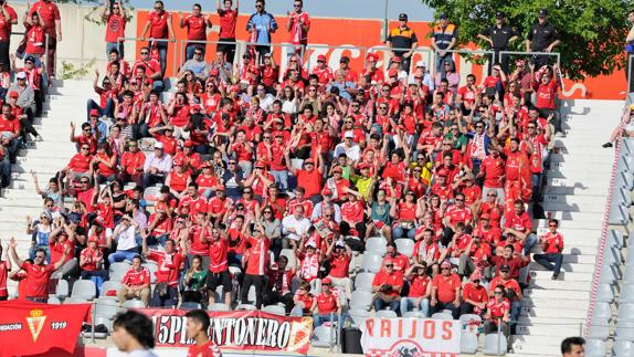 La afición del Real Murcia desplazada a Jaén, esta temporada.