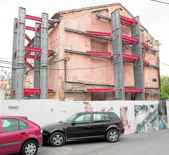 El andamiaje que en la actualidad sustenta las fachadas del Molino de los Abades. :: j. carrión / AGM