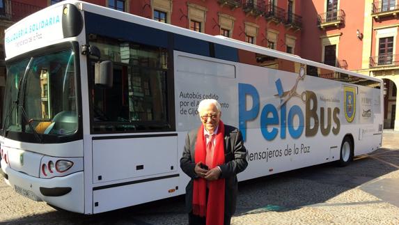 El Padre Ángel posa junto al recién inaugurado 'PeloBús'