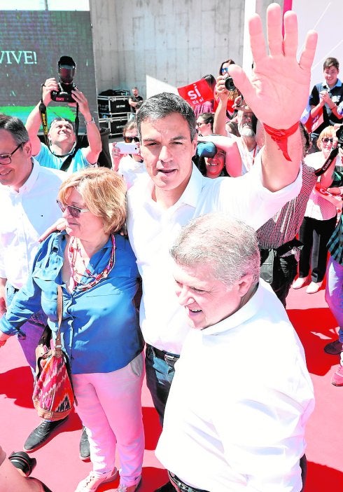 María José Partera, Pedro Sánchez y José Vélez, en el mitin de Murcia del pasado domingo. 