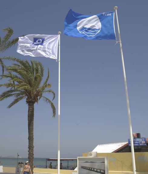 Bandera azul en Playa Honda, una de las zonas que ha perdido el distintivo.