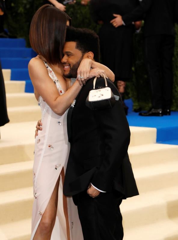 Selena Gomez y The Weeknd durante la Gala MET 2017.