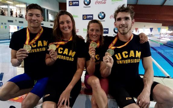 Miguel Durán, Melani Costa, Mireia Belmonte y Yeray Lebon posan con el oro del 4x100 libres mixto, este miércoles por la tarde en Murcia.