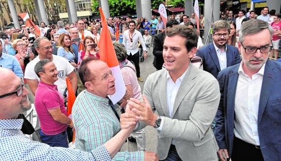 Albert Rivera saluda a seguidores de Ciudadanos, en el acto de ayer en Murcia.