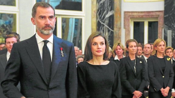 Los Reyes en el funeral por su tía abuela Alicia de Borbón-Parma. En segundo plano, las infantas Elena y Cristina.