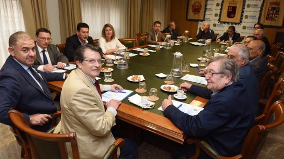 Reunión de Francisco Jódar con el Sindicato de Regantes. 