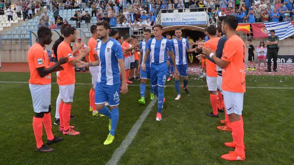 Los jugadores de El Ejido le hacen el pasillo de campeón a los del Lorca.