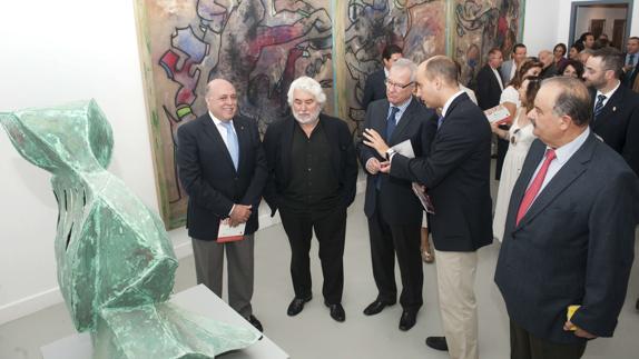 Gabarrón (2ºdcha), acompañado por Valcárcel, en la inauguración de una exposición en la sede de la fundación.