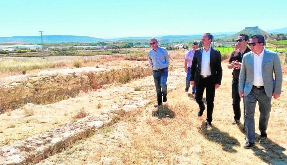 El consejero de Cultura, Javier Celdrán (3i), junto al alcalde de Mula, Juan Jesús Moreno (d), y varios miembros de la corporación local, en el yacimiento romano de Los Villaricos, en Mula, ayer. 