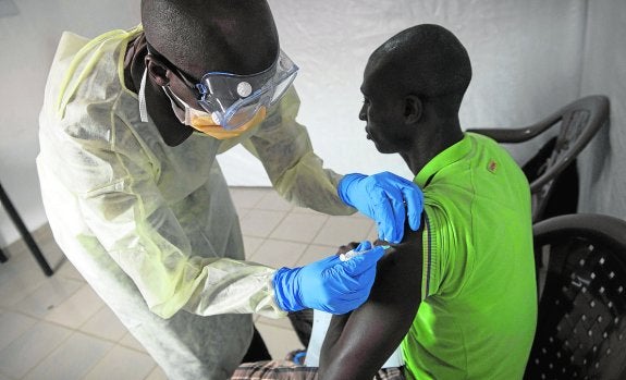 Un voluntario recibe una dosis de la vacuna experimental en Conakry. 